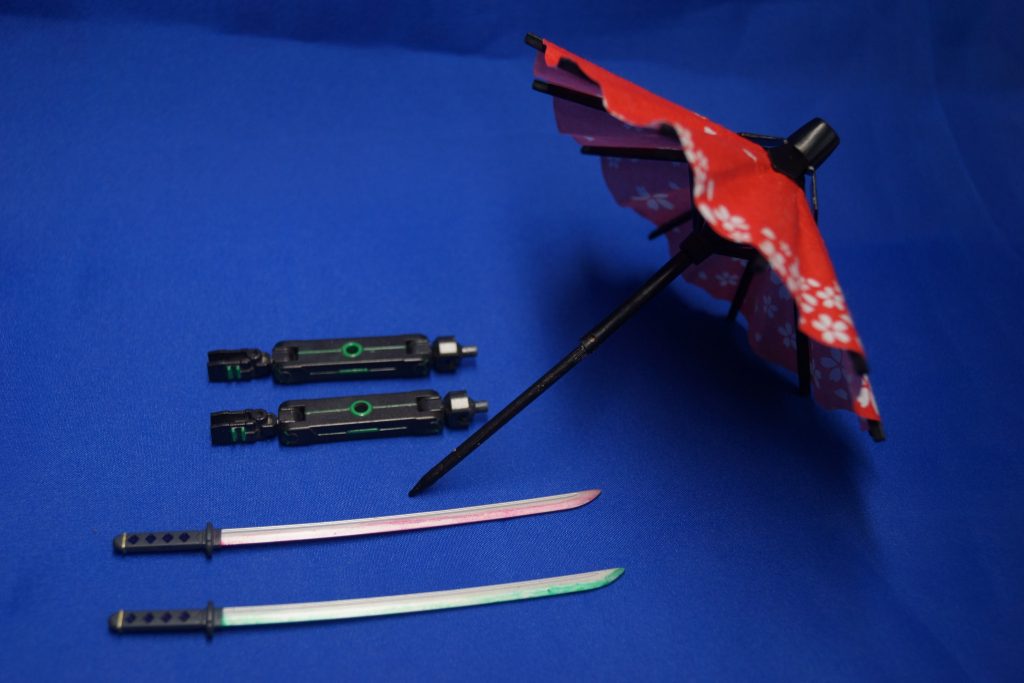 装備一覧です。
矢車菊、サブアームユニット、和傘。写真に写し忘れていますが、ビームサーベルもありますm(_ _)m
和傘は、ガシャポンの商品をほぼそのまま使用しています。持ち手を、折れた猫の手にして塗装しました(^^)