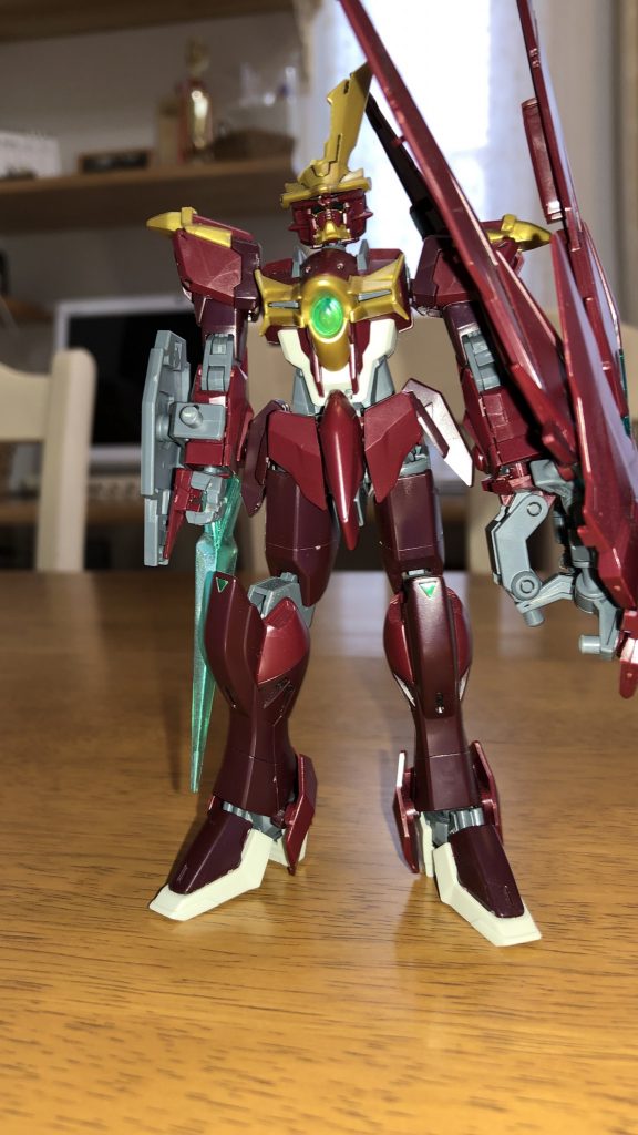 天空十字剣の羽を組み替えて、左腕にバックパックをねじ込みました。