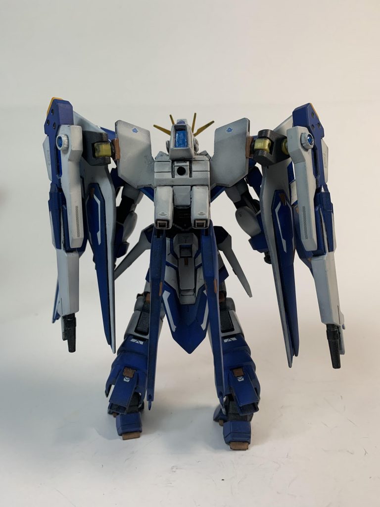 バックショットはこんな感じ。いろんなジャンクパーツを組み合わせたバックパックを装備している。核動力による電力駆動。