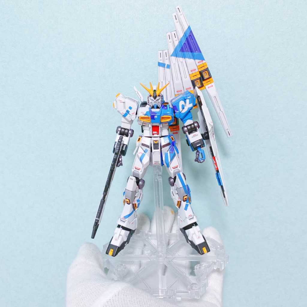 【サイズ確認用・手載り画像】最後に、Gフレームは投稿画像だとサイズ感が分かりにくいので手載りで撮影したものを。「塗装境界とかガタガタじゃないか」と思われた方も、「これなら仕方ないか」と思っていただければ幸いです…MGくらいのサイズなら難なく出来そうなマスキングもGフレームでは一苦労なのです。と言いつつ、MGのプラモデルを作ったことないんですけどね…ご覧いただきありがとうございました!【製作工程】①ゲート跡とパーティングラインを処理して、パーツ洗浄。②頭部アンテナをシャープ化。③タミヤ メイクアップ材シリーズ ファインサーフェイサーL (No.44 ホワイト、No.64 ライトグレイ) で基本塗装。④ラッカースプレー(タミヤスプレー TS-10 フレンチブルー、TS-42 ライトガンメタル、TS-57 ブルーバイオレット、TS-63 NATOブラック)、電脳戦機バーチャロンカラー VO-03 ビビッドオレンジにより各部塗装。⑤ガンダムデカール No.76 HG 1/144 ユニコーンガンダム用、ハイキューパーツ 1/144 RB01 コーションデカール ホワイト&オレンジを使用してマーキング。⑥GSIクレオス Mr.トップコート 水性プレミアムトップコート 半光沢 スプレーで仕上げ。