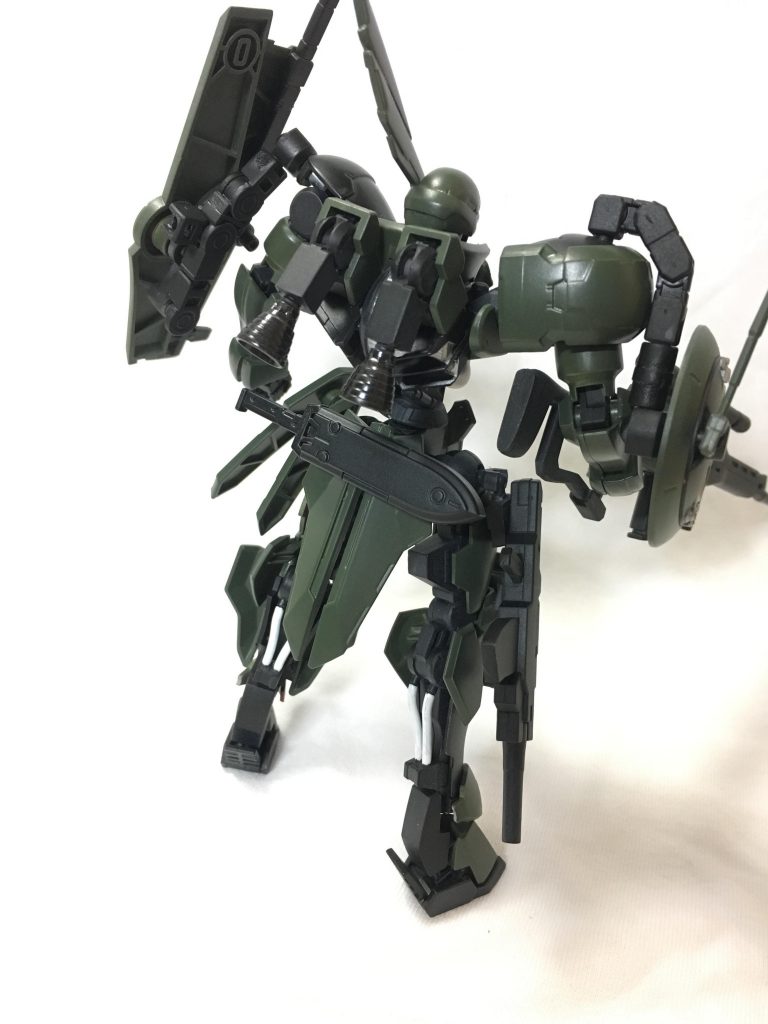 リアビュー
改造ポイントはバックパック部のブースター追加、右肩にレドームを装備、左肩は装甲を一部排除・フレキシブルシールド兼武装ラックを装備しています