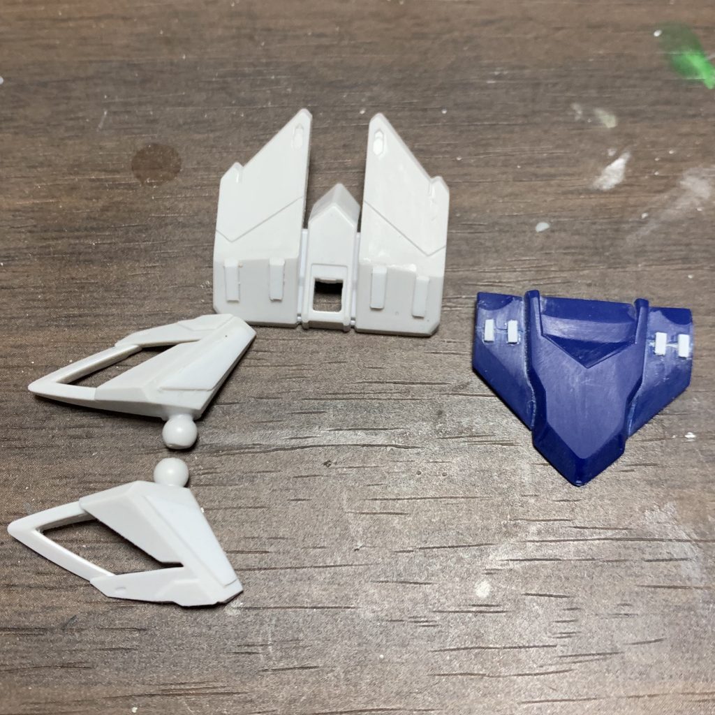 特別な工作はナシ
99%素組みです
前腕の合わせ目消し加工とポイントでプラ板貼りのみ