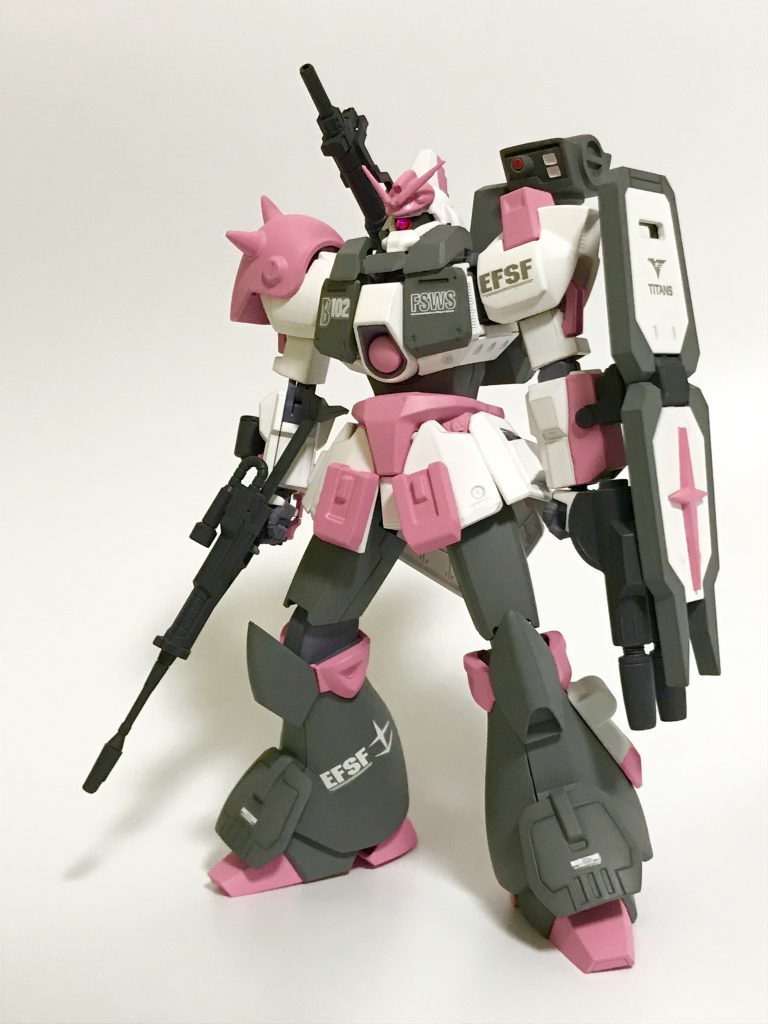 最近カラフルな色を使って塗装するのが楽しいので思い切ってピンク色に塗ってみました!
個人的にはこの足だけ違う感じのパターンで塗るのが良い感じではないかと思います。女の子が着るジャージにこんな感じのカラーあったよなぁとか思いながら塗ってました。