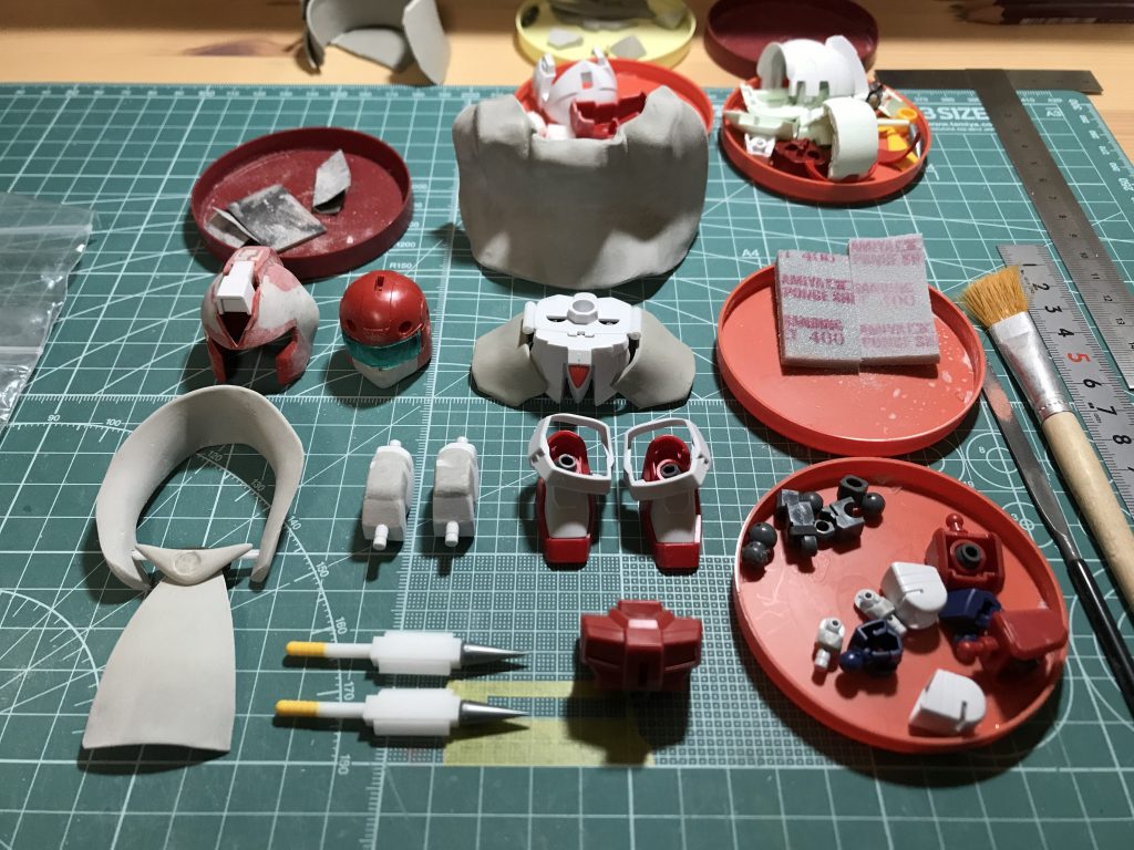 パーツ展開概要
半分以上がパテ制作
頭部→一応ヘルメット式なので換装可能