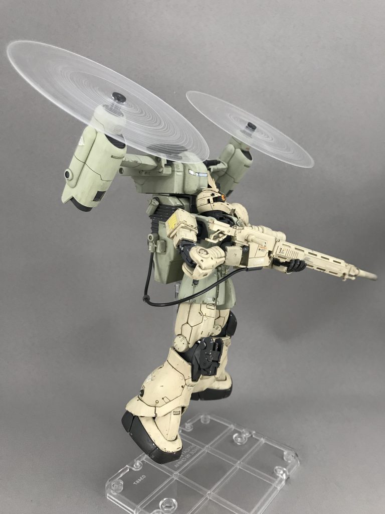 プロペラは丸く切ったプラ板をリューターにつけて回し、デザインナイフの裏側で傷をつけて再現しました。