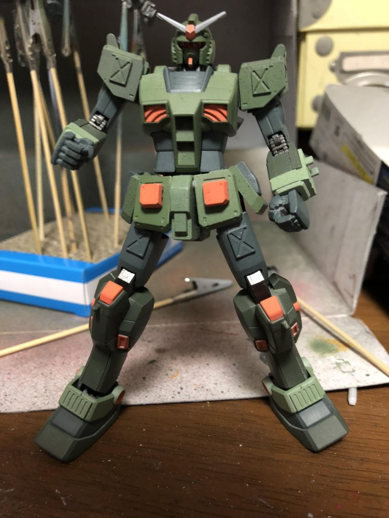 過去作なので製作過程はほぼなかったですorz
FSDをベースに下半身のみをミキシングでいじった形です。
腿から脚はまるまるレオパルド・ダ・ヴィンチを使用。
これの脚以外の残り部分がやがて[レオパルド・ア・ヴェンジ](https://gumpla.jp/hg/85909)になります笑笑

※つまりレオパルド・ア・ヴェンジが生まれたのは大体こいつのせい
靴とアンクルガードは旧HGUCガンダムのものを使用。そのため、足裏に肉抜き穴がありません！

塗装はガンダムマーカーエアブラシ
濃緑はジオンダークグリーン
薄い緑はジオンライトグリーン
関節や武器はガンメタ
灰色はグレー
薄い灰色はジオングレー
黒はファントムグレー
オレンジはポスカです。
※ただしポスカは塗装が剥げやすいので注意(汚し塗装したため、あまり目立ってないですが、縁は結構剥げてます)

全身の細かなマーキングはFSD付属のテトロンシールによるものです。

この時の挑戦テーマは市販パネルパーツによるディテールアップと汚し塗装です
今でこそプラ板でパネル作りしたりしてますが、この時が初の試みです。

テトロンシールとパネルによるディテールアップで当時のデイリーランキング上位に食い込んだ思い出の作品です（＾ν＾）