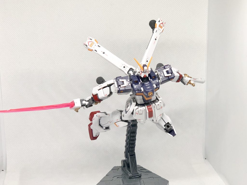 敵陣に強襲するクロスボーンガンダム。