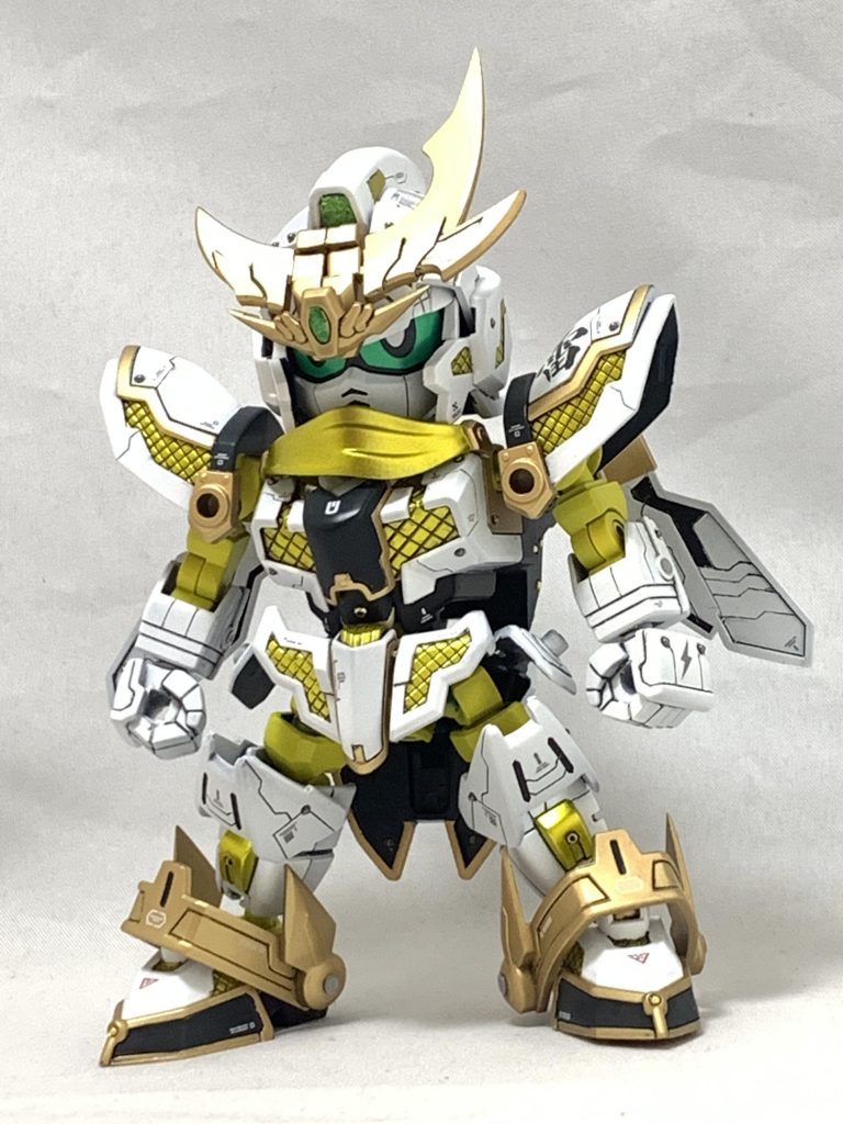 シンメトリーで各部位に筋彫りとメタルパーツを取り付けました。ツノは削ってアシンメトリーに、アンクルとツノはプラ板でシャープ化。