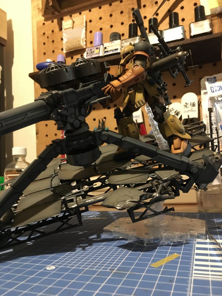 クリアスタンドを使って宇宙っぽい角度で飾れます。