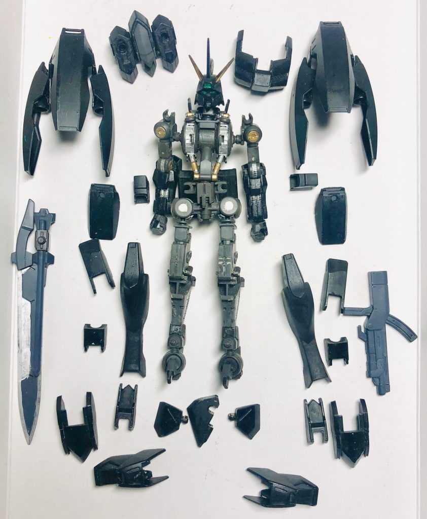 ガンダムフレームは画像の部分までなら装甲を着脱させる事が可能です。
(腕部、臀部以外は全て着脱できます)