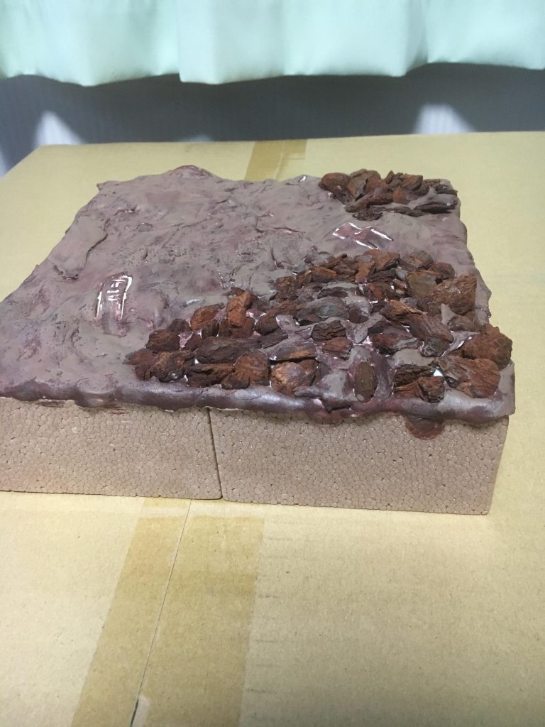 ベースはスチロールブロックに紙粘土を塗装。園芸用のウッドブロックを散りばめました。