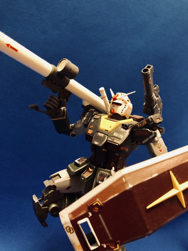 ビームライフルとバズーカでポージング。
多彩な武器があるのも魅力。
武器を全乗せ出来るのはある意味凄い重要だと思う