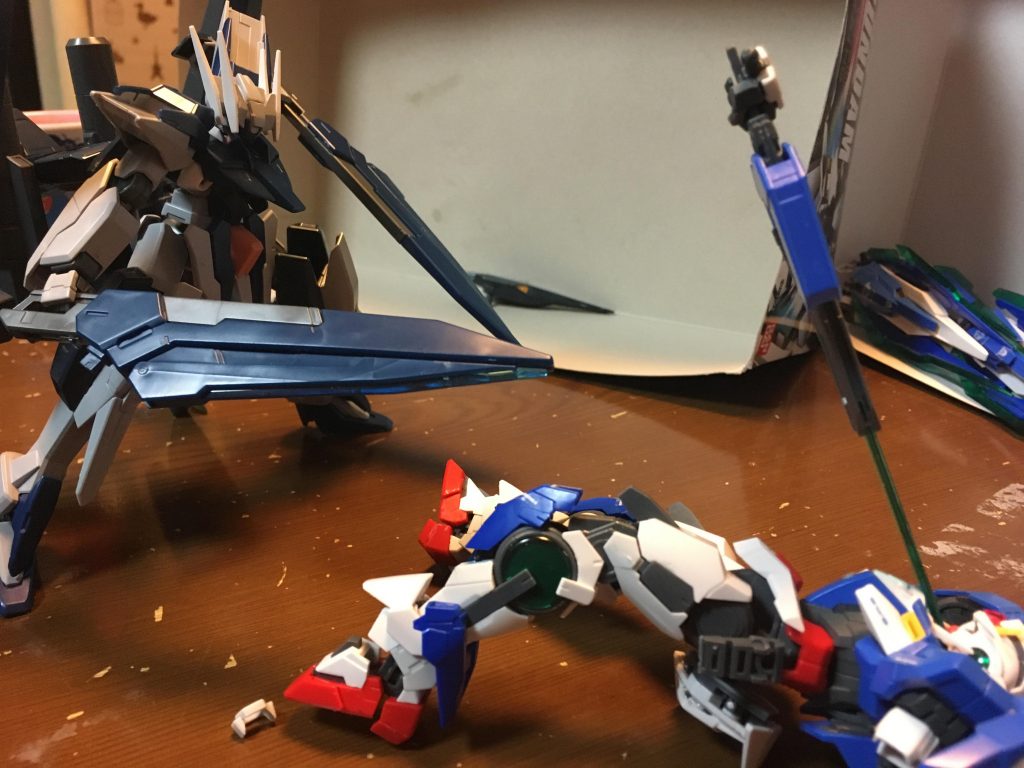 ガンダムと言えば敗北シーン
ザラキエルに圧倒され、両腕とバックパックを切断されただけでなく、首に自信のソードが刺さるという悲しい光景です