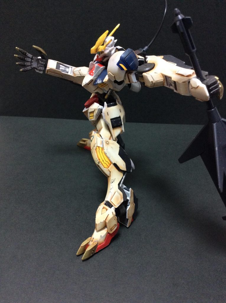 ガンダムマーカーで軽くチッピング、下半身を中心に汚していきました。