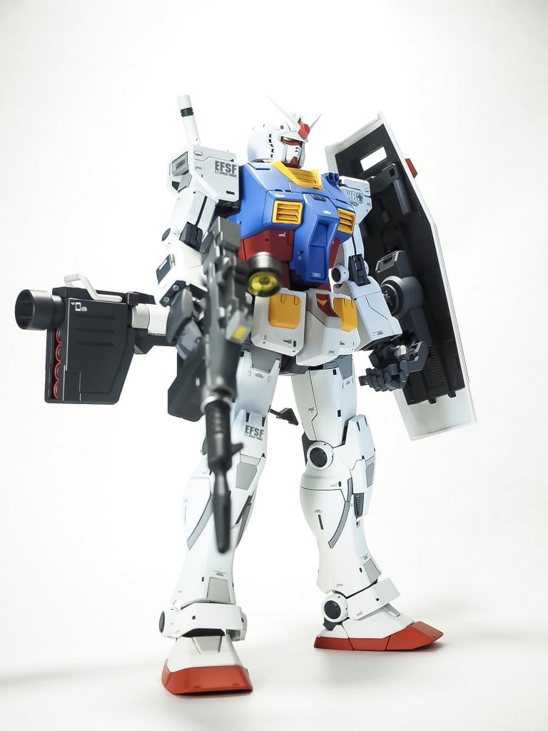 今回は、数種類のグレーを使用して塗り分けをしてみました。
デカールも、赤色のものはほぼほぼ使用せず、グレー色のデカールを使用しました。
08小隊のボールMG用のデカールをメインに使用してます。
程よいデザインのものが多いので、宇宙世紀系キットにおススメです( ´∀`)