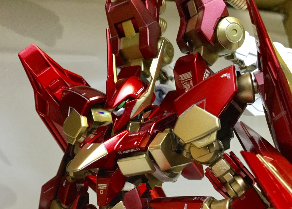 展示会でも質問等を頂いた頭部&フェイス部。
本体はシュヴァルべ グレイズですが、
頭部アンテナはHGアストレアのクラビカルアンテナ、
サイドアンテナは1/100アストレアの頭部アンテナ、
アゴはギラーガのアゴを流用し、
フェイスをHGルプスでツインアイ化しております。