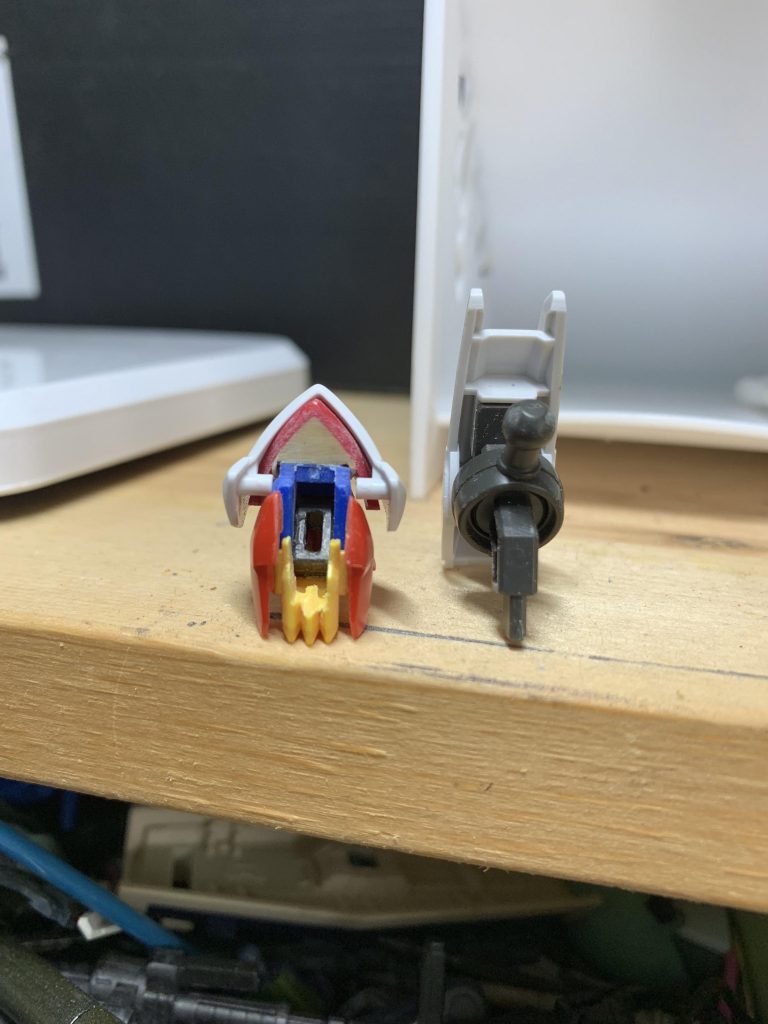 バエルの関節パーツをレギルスの足にスペースを作りなんとか組み込めました。
踵が2つあるのも印象的になって良かったです。