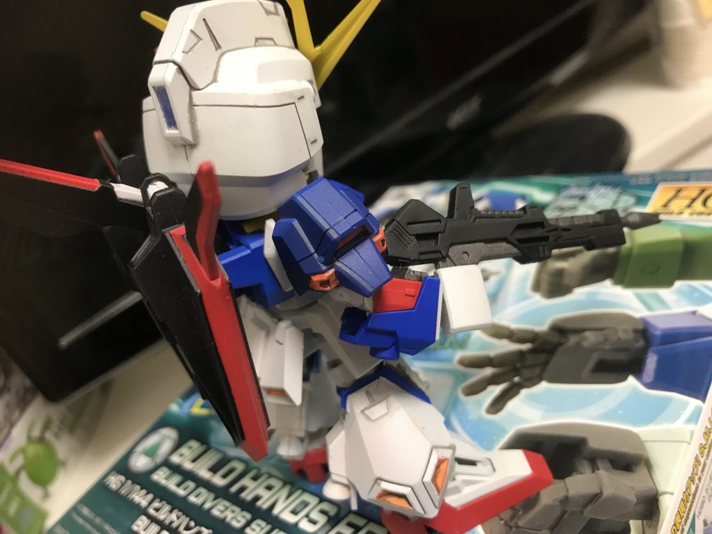 本当はテールスラスターの赤い部分が短いのだ!丁度売り出してた、ディアゴスティーニのMSバイブルで気づく。そっ閉じ。