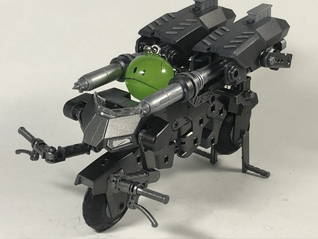 ハロ司令と武器収納時のマシンライダー。