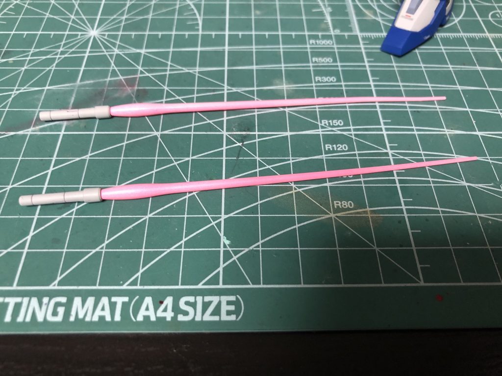 ビームサーベルだけアニメっぽくなっちゃいました。YouTubeで冒頭見ながら作ってたせいだと思われます。(´-ω-`)
気づいたら白サフの上にガンダムマーカーエアブラシで蛍光ピンク吹いてました。