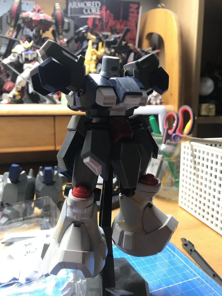 頭と足にパテ盛って形状変更して塗装して完成