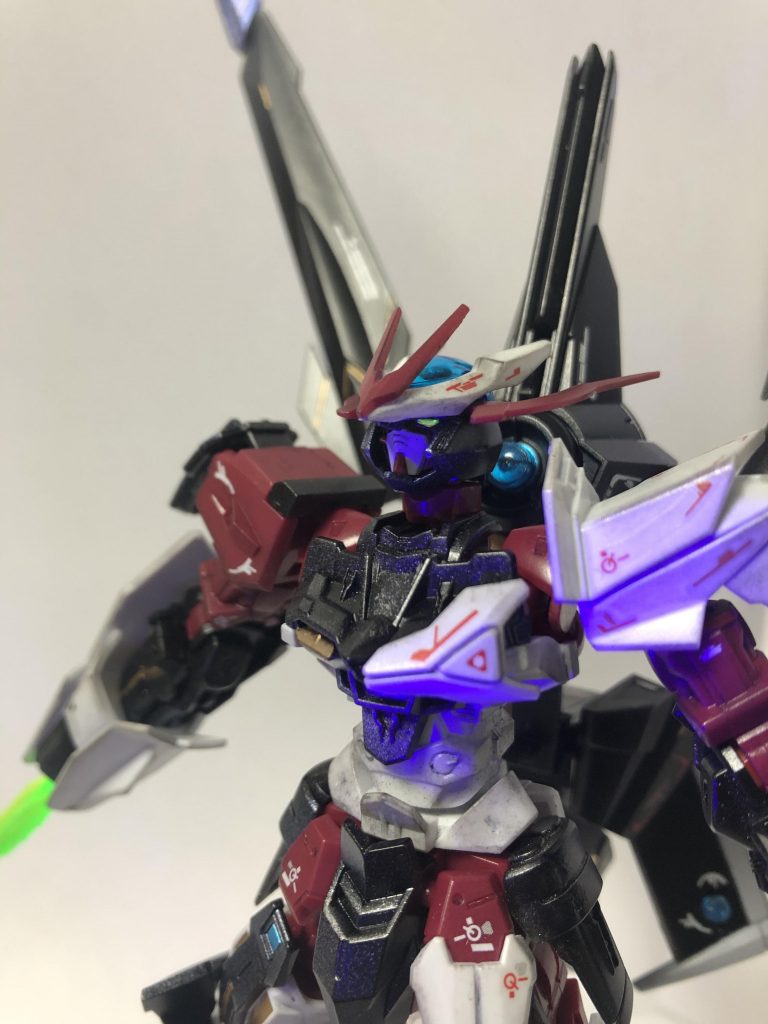 頭の後ろにある青い丸は前述のとおりHアイズとマイナスモールドで構成されています
このマイナスモールドは真ん中をピンバイスで開口させているので「レンズ」のような形に仕上げました