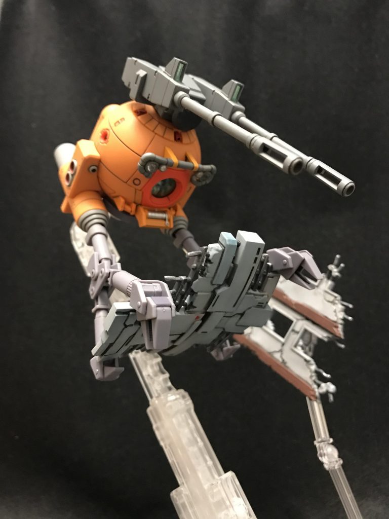 コロニーの残骸っぽいパーツはグレーサフにタミヤエナメルで筆塗りした後、グレーの箇所をブルーでフィルタリングしました。