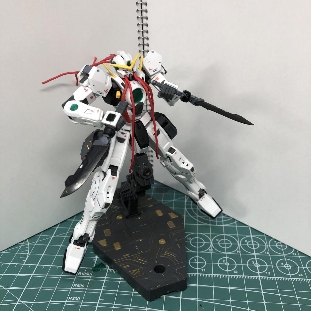 ・GNダガー
脚部のスラスター内に内蔵されている実体剣の短剣、超近接戦闘の時に使用される
投擲武器としても利用可能