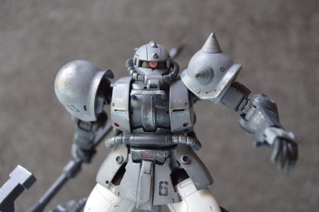 今回はパーツを足すだけでなく、削る事や切り取ることをやり引く作業も取り入れました。股関節辺りのパーツを少し切り取ってます。