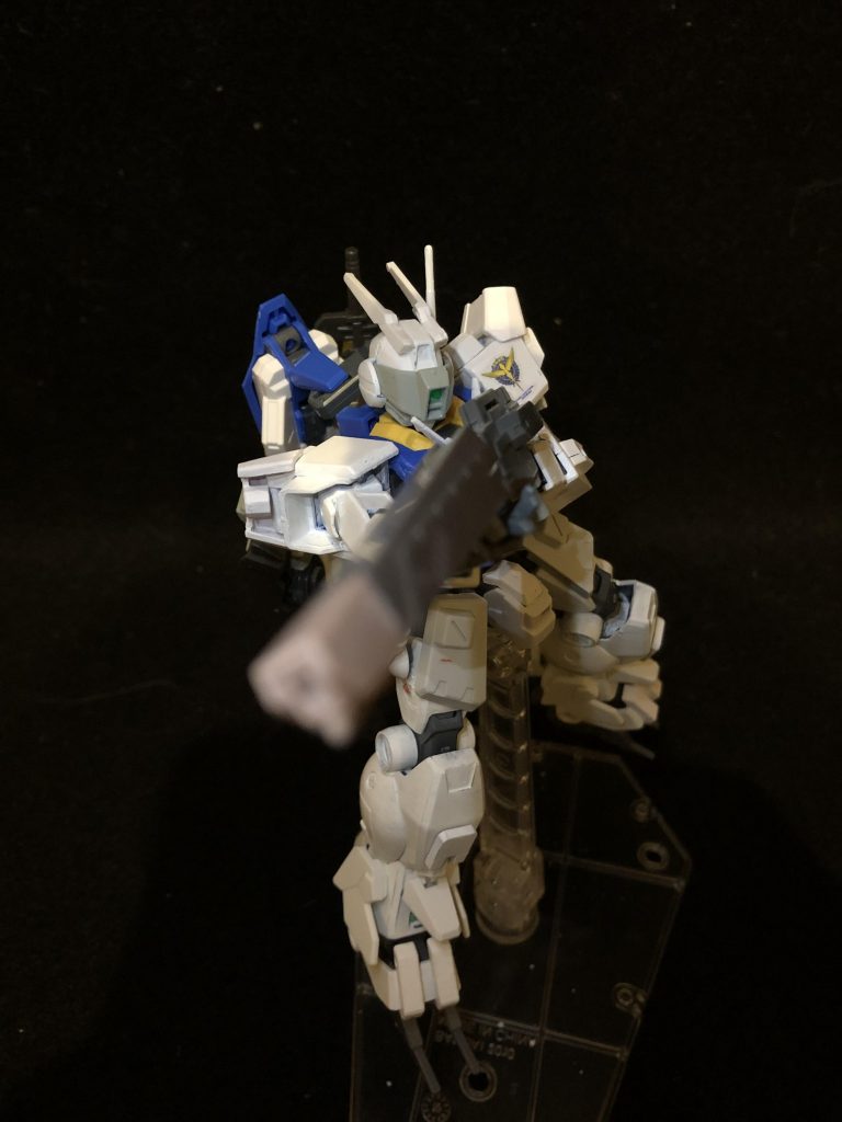 ビームロングライフル。この武装を扱う時はバイザーを下ろします。