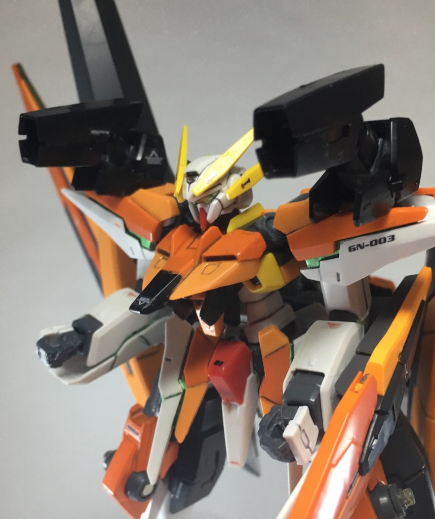 肩のGNキャノンで、中距離もしっかりと対応。
もちろん腕にもなるので、ビームサーベル等も使える。