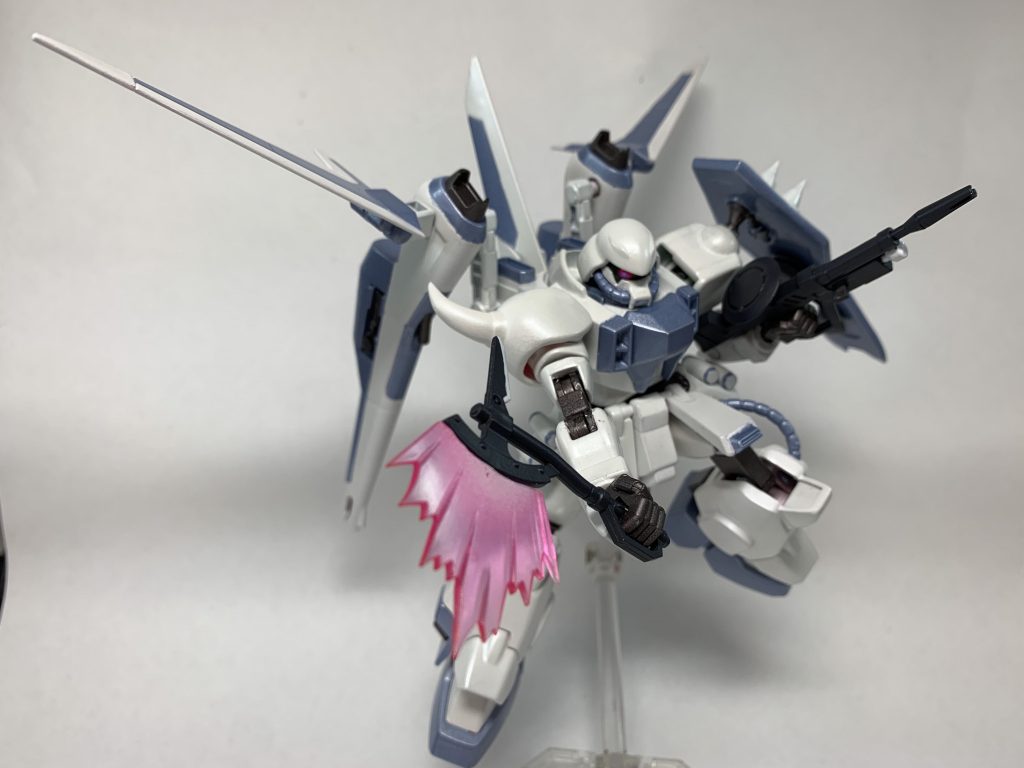 ビームトマホークはビーム刃部をクリアパーツで新調し、本体と取り外しが可能にしています。