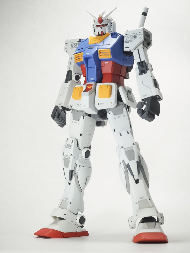 Ver.3.0と比べるとディテールがあっさり目ですが、代わりに少しマッシブなオリジン版。
今回は、初めて筋彫りとプラ板を使ったディテールアップをしてみました。
といっても、施したのはごく一部です(´・ω・`)
デカールを少なめにし、出来るだけシンプルに制作しました。