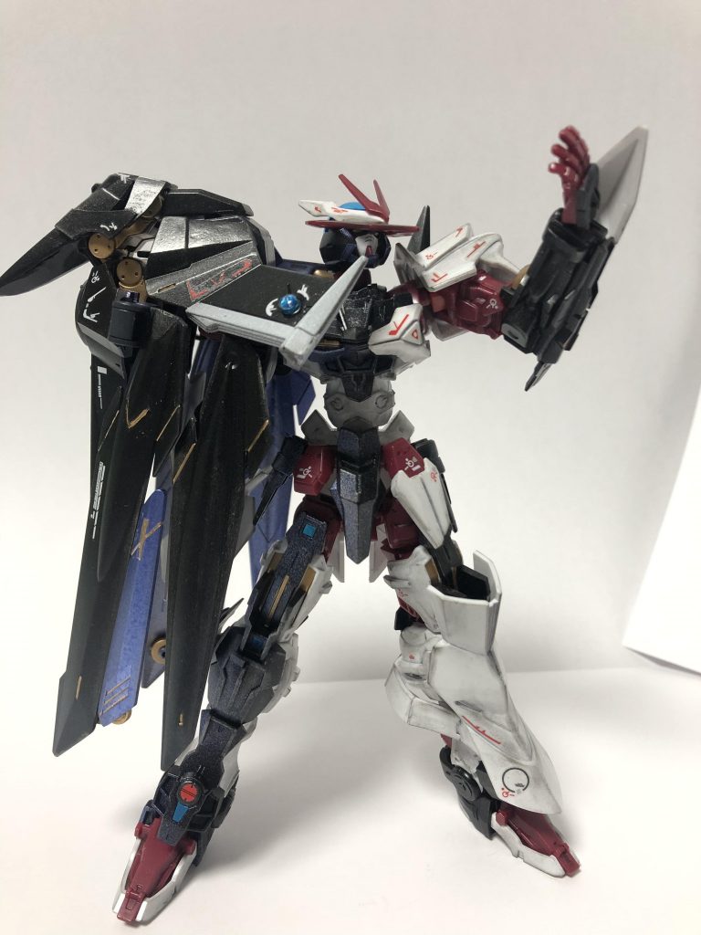 全体的にRGレッドフレーム用のデカールをペタペタと