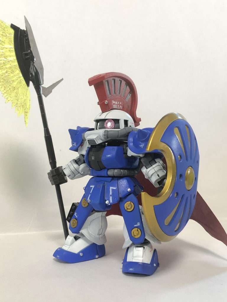 シールドは無加工で持てます
塗装レシピは以下
青→クレオス インディブルー
白→クレオス クールホワイト
赤→クレオス モンザレッド
金→クレオス は百式ゴールド。塗装後にクリアイエロー
CSフレームはNAZCA メカサフライト
モノアイはセリアのジュエルシールです