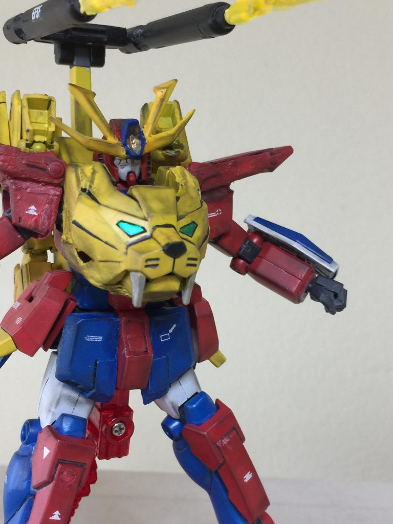 トライエースの 左斜め アピールショット❗️
今回 使用した ユニクロ限定
ガンダムは 通常版 HG ガンダム
021番目のガンプラでしたので
初めて 作ったので 本体の素組みに
苦戦しました。
また 胸のライオンさんは
1度バラして プラ板とパテで
改修しました。