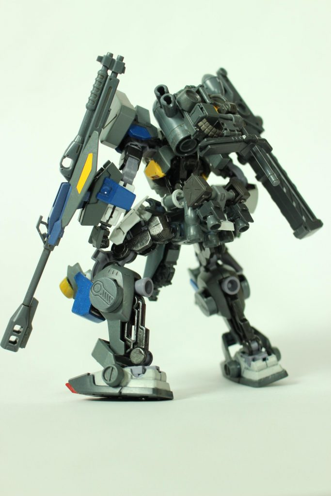 リアビュー
背面に夥しい数のスラスターを集中させており、爆発的な推進力を得ることができる。この大出力のスラスター群を利用したホバー走行が本機の基本的な移動方法である。