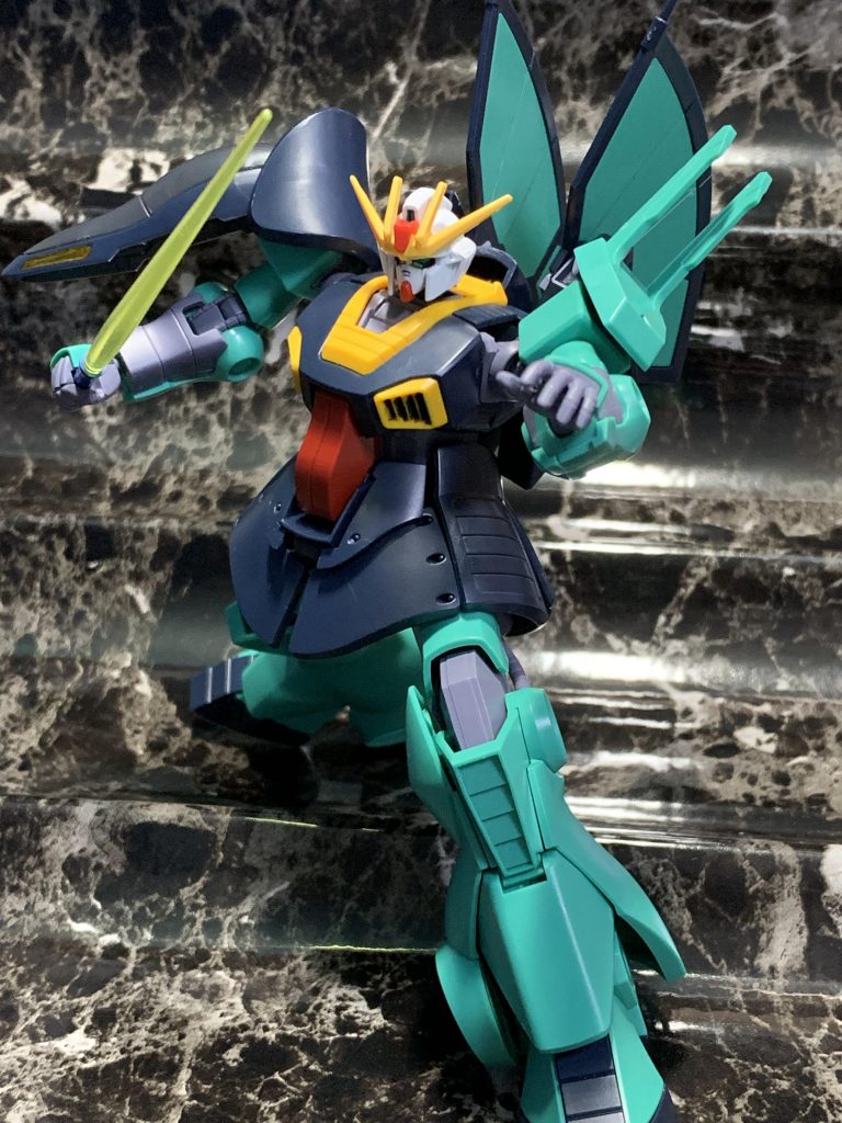 頭はガンダムフェイスに差し替え、
近接武器はサーベルに変更。
オーソドックスなガンダムイメージがコンセプト。

…ジャンク品からあつらえた頭なんで、なんのガンダムか確信ないけど、たぶんストライクのだったような…？