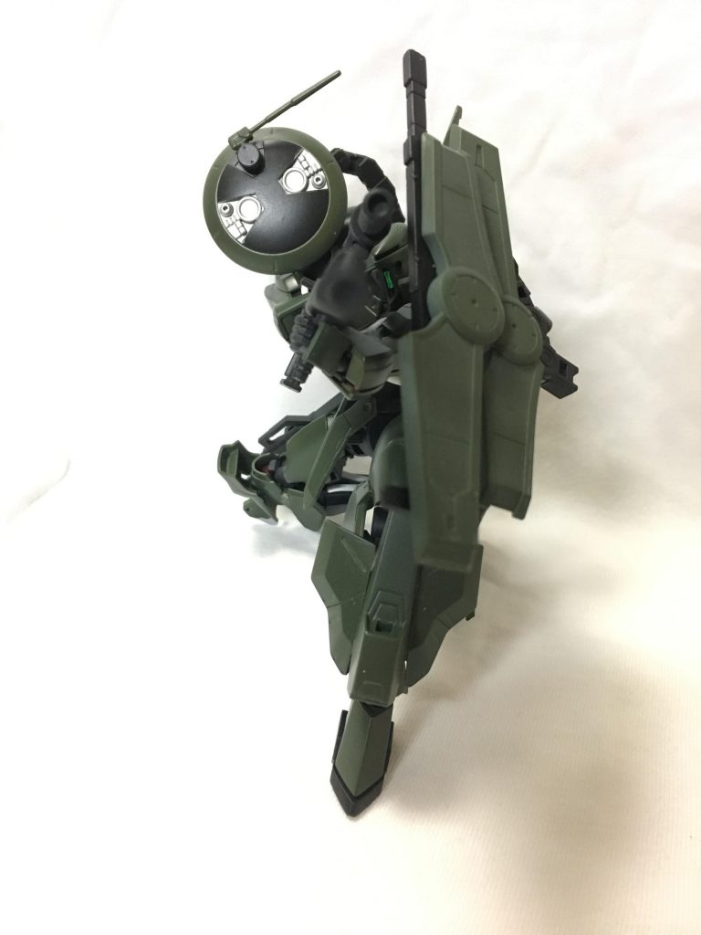 なるべく前面投影面積を小さく、かつ装甲が占めるように姿勢をとっています