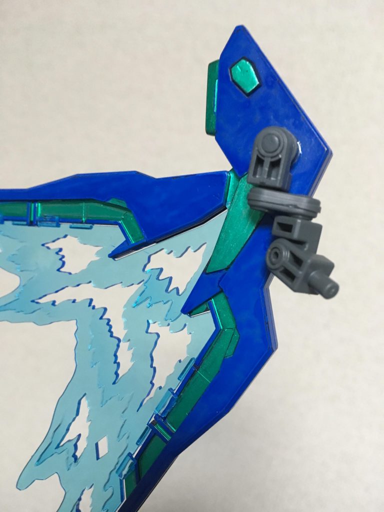 ダブルオーフェザークアンタの目玉であるストライクフリーダムのウイングは通常だと他のパーツに繋げにくい欠点があったので、ジョイント部をビルドカスタムのバトルアームズのパーツで接続できるよう改造しました。