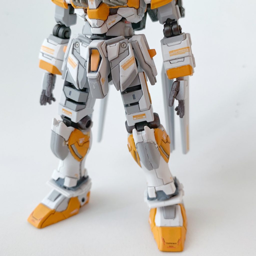 ちなみに、μガンダムにはPC-9801用ゲーム ADVANCED OPERATIONに登場したYRX-90Aの形式番号が与えられた機体もあり、こちらは『νガンダムの基礎となった性能試験用の機体で、サイコミュやサイコフレームの類は取り付けられていない』という設定。生い立ち的にはRX-90に近いものがあるので、GP計画の試作1~3号機のように同一プロジェクト内で異なる設計思想に基づき作られた機体といえるかもしれません。