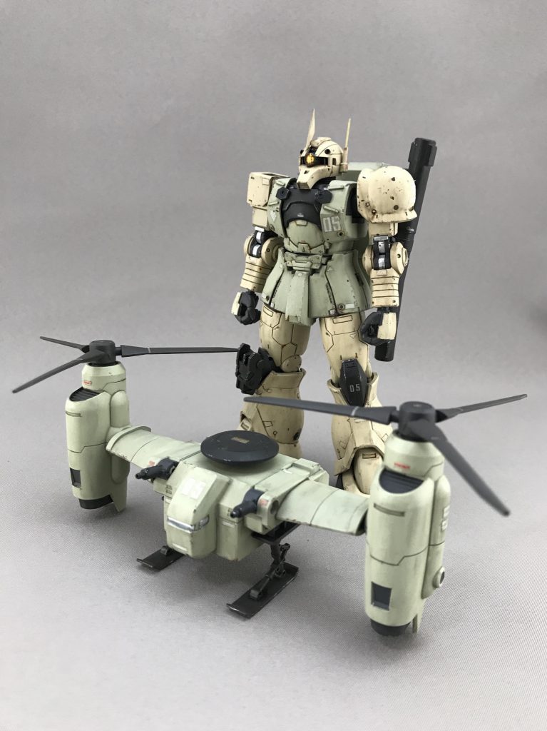 UC時代の旧ザクということで、強めに汚してみました。ティルトローターは第一次ネオジオン抗争の時の物と考えて、本体に比べて控えめにしました。
ティルトローターの上部にはレドームをつけました。コックピットはラピーテープの上にUVレジンを入れてます。