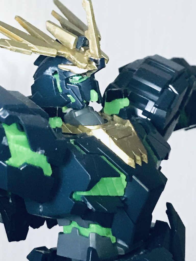 右前
ネオ・ジオング戦時の頭部の損傷も再現しました