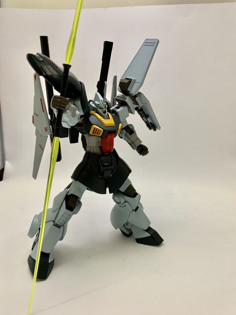 ナギナタではなく両刃のビームサーベルに。サーベル以外の武装はバズーカを増やした以外はディジェそのままです。