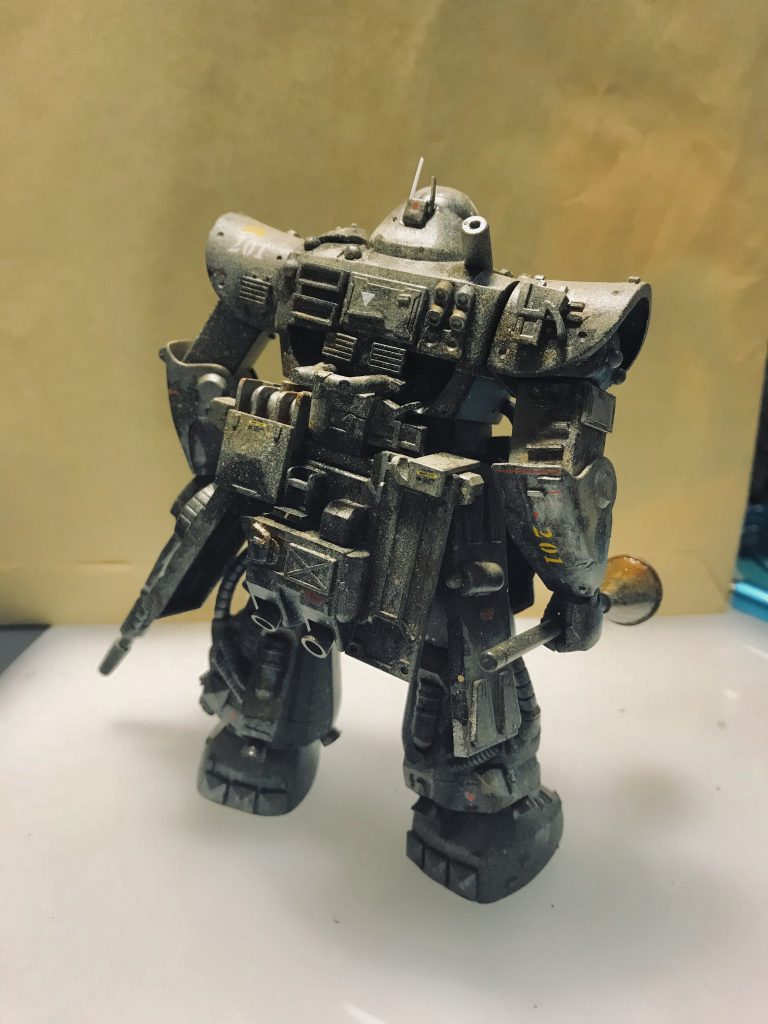 背中はジャンクパーツをペタペタと。