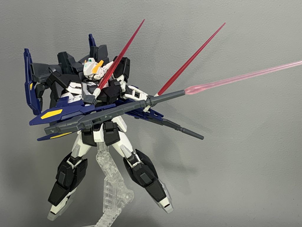 『ビルド・アーマーアストレアB』
フルアーマーアストレアにビルドブースターMk-Ⅱを装備した形態。機動力、攻撃力、防御力がバランスよく纏まっており、性能としては非常に優秀。しかし、武装が増えたため、それらの機能を充分に発揮するためには、相応の技術を要することとなった。