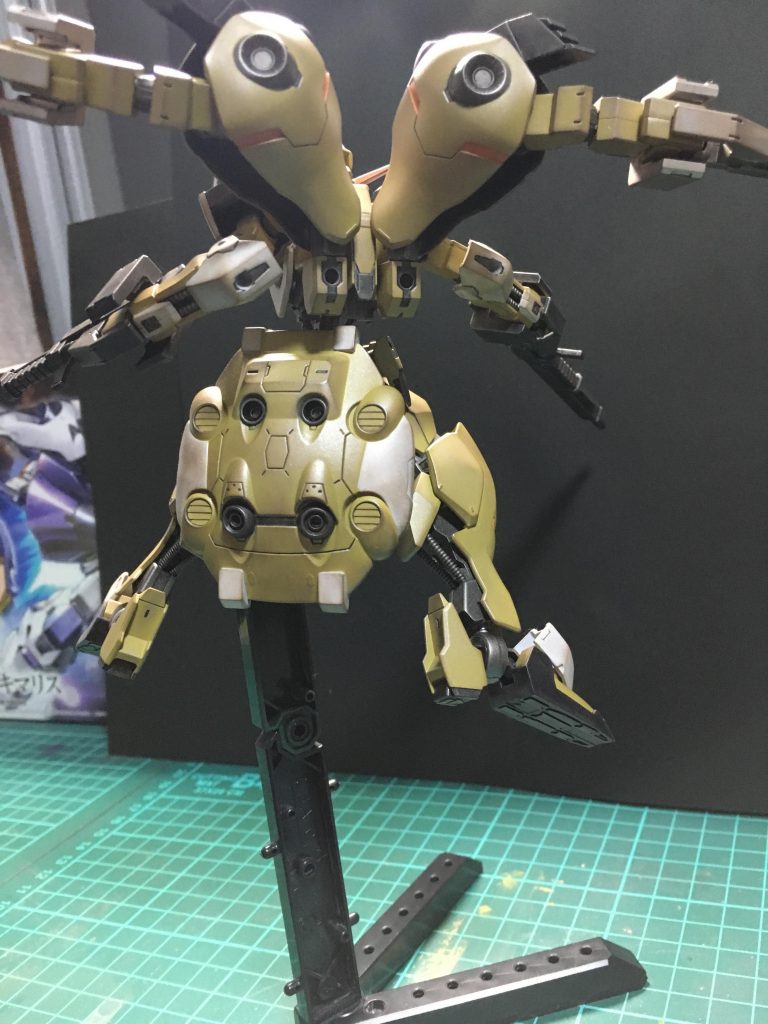 シールドにもなるリアアーマーは塗り分け部分が曲線になっているところが多いのでマスキングゾルを使おうと思ったのですが技術不足により断念..
代わりににマスキングテープを細かく切って貼り付けを繰り返してなんとか塗り分けました💦