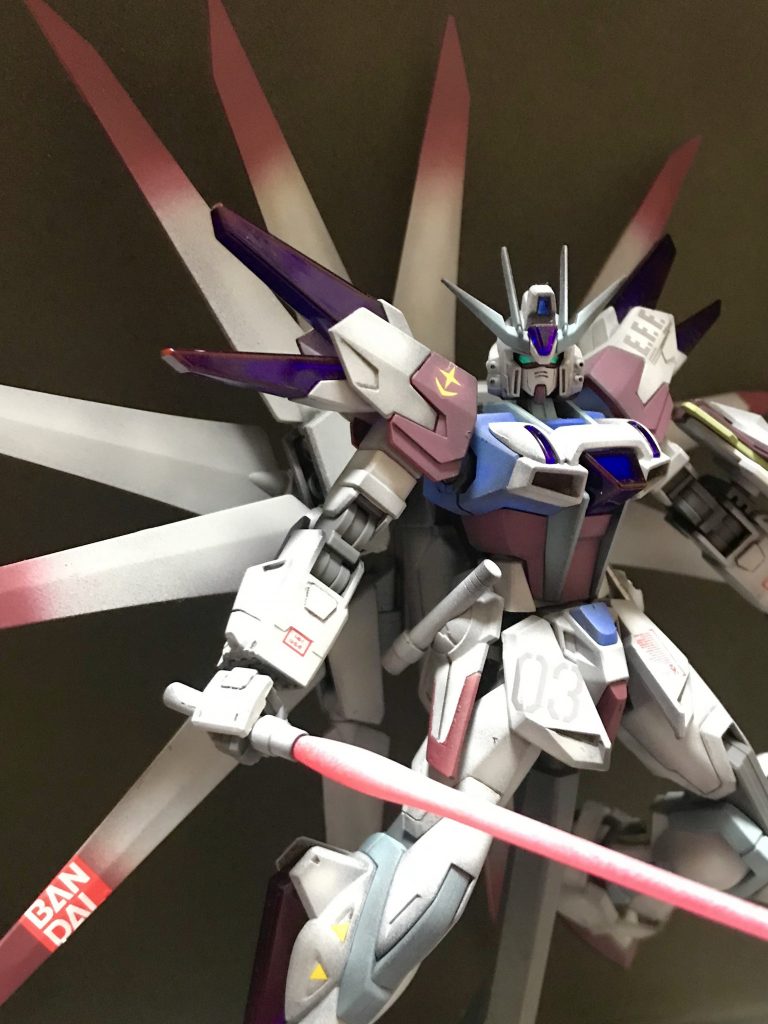 一度全体に黒サフを吹いてから、クレオスのミスターカラーをコスモスかつ、和っぽいイメージに近づくように混ぜ混ぜして吹き付けました^_^
さりげなく左下のトゲトゲにバンダイさんへのリスペクトを忘れずに笑