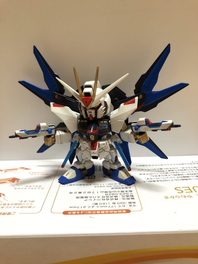 凸凹したパーツを筆とルーペを使用し、綺麗に塗装出来ました。銃2本、黒1色の元のパーツから白青赤と色を筆で丁寧に仕上げました。