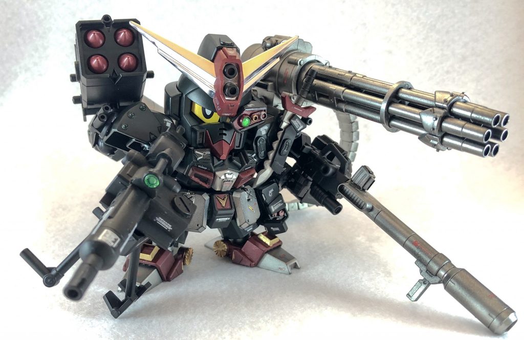 とにかくガトリングガンを取り付けしたいという思いから、派手めに取り付けしています。
スコープアイもヘヴィウェポンコマンドガンダムを参考に左目に変更。